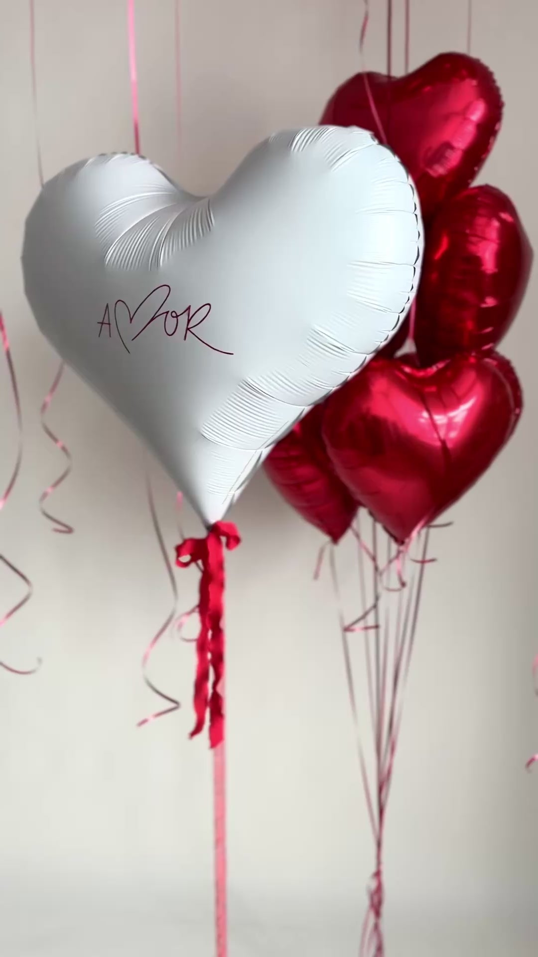 Video of red and white heart balloons arranged as a romantic bouquet in Manhattan