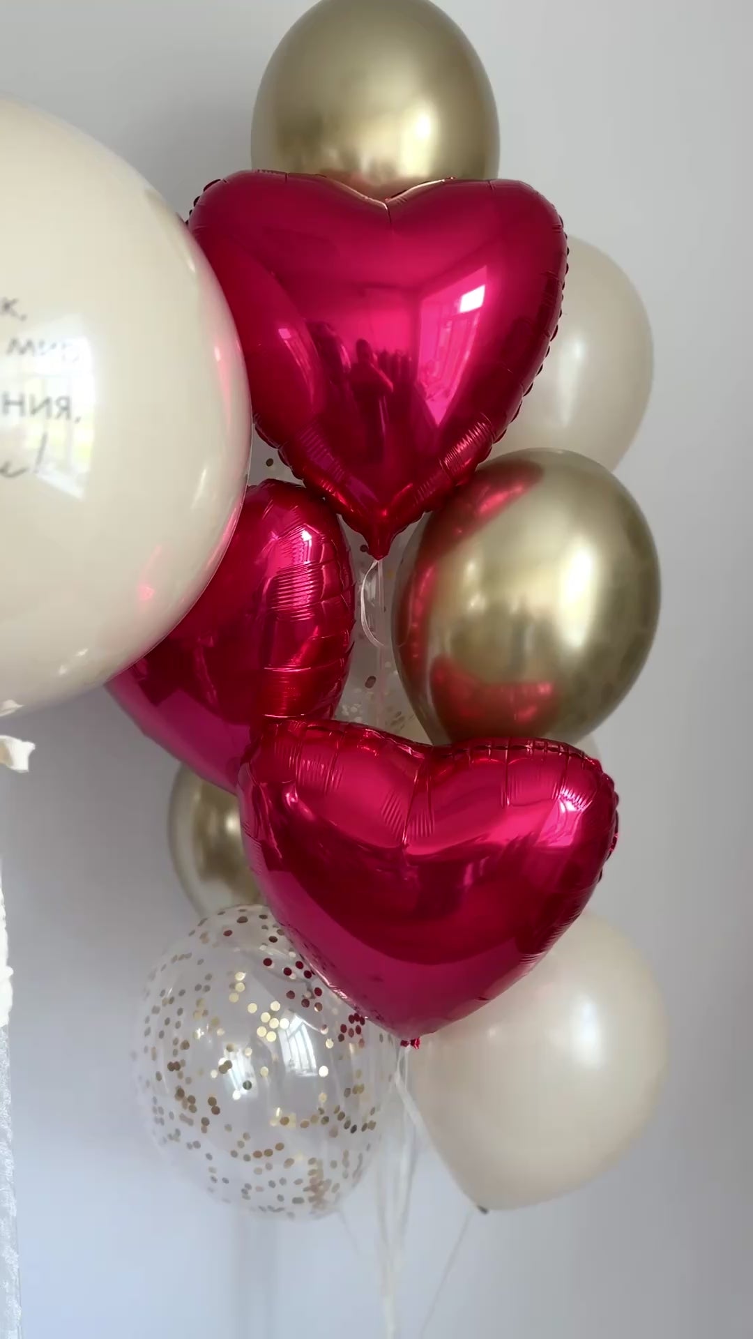 Video of romantic bubble balloon arrangement with heart balloons and gold details in Manhattan
